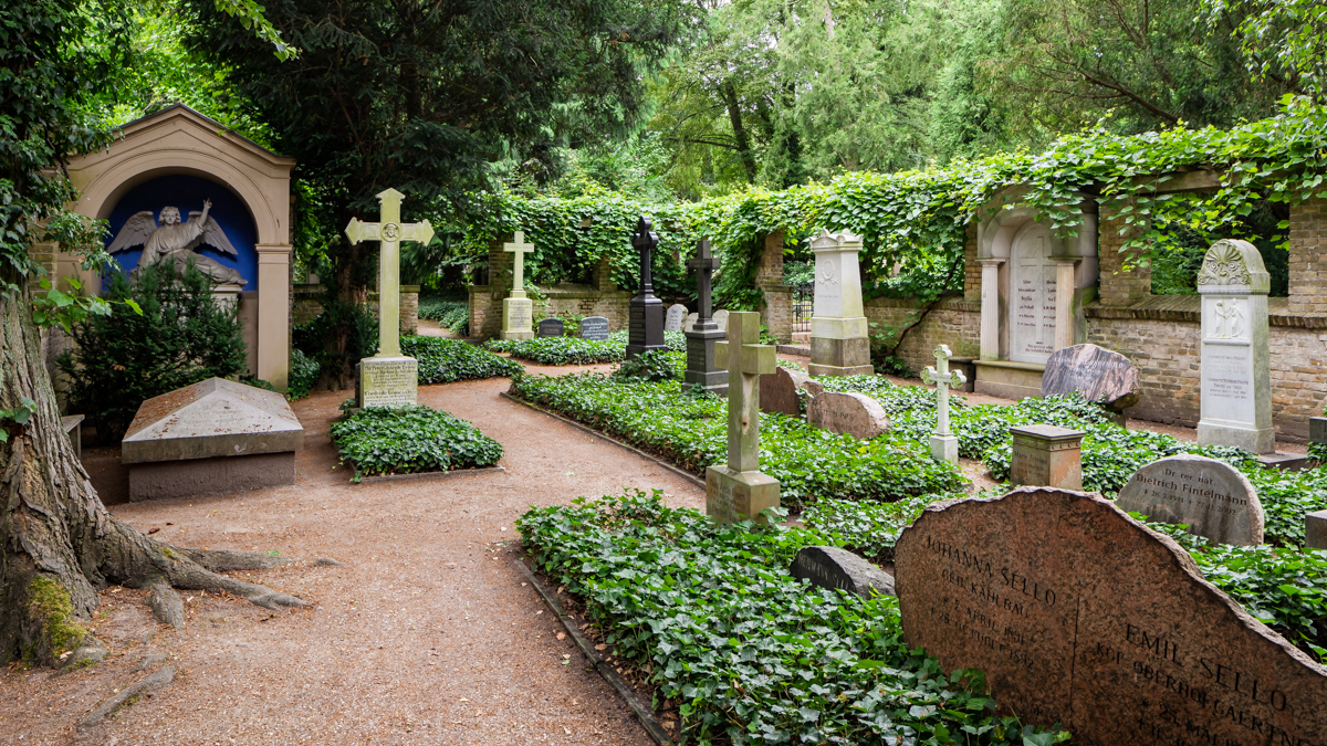 Friedhof Bornstedt. Fotos: Adam Sevens und Benjamin Maltry. Potsdam Museum – Forum für Kunst und Geschichte