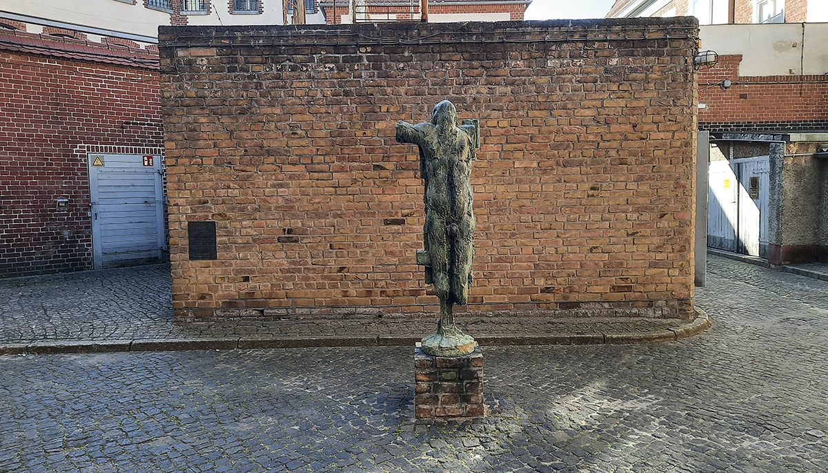 Skulptur "Das Opfer" von Wieland Förster in der Gedenkstätte Lindenstraße Potsdam.