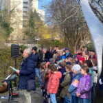 Jörg Näthe begrüßt die Gäste zu Ehren des 150. Geburtstages von Karl Foerster am 9. März 2024 am Ehrenmal auf der Freundschaftsinsel. Schüler der Karl-Foerster Schule singen Frühlingslieder.