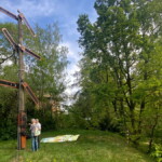 Dr. Grunwaldt erklärt der Besucherin die Funktion der Signalanlage mit sechs Flügeln, die in Stellungen von 45°, 90° und 135° geschwenkt werden.