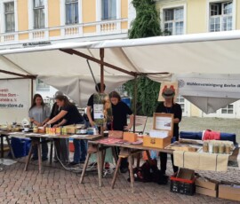 Schüler von der Lenné-Gesamtschule bauen die Waffelbäckerei auf.
